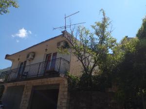 Το κτήριο όπου στεγάζεται  το διαμέρισμα