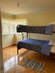 Cette chambre comprend 2 lits superposés et une fenêtre. dans l'établissement Casa para 4 personas, en El Quisco Norte, à El Quisco