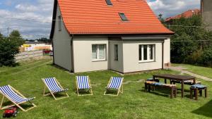 3 sillas y una mesa en un patio con una casa en Dom w sercu Gdańska, en Gdansk