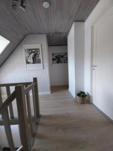 Habitación con techo de madera y escalera. en Het vogelnestje en Ichtegem