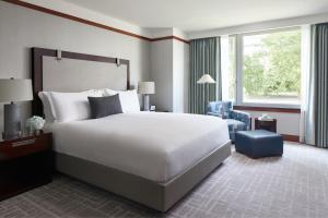 Postel nebo postele na pokoji v ubytování The Ritz-Carlton Georgetown, Washington, D.C.