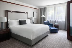 Postel nebo postele na pokoji v ubytování The Ritz-Carlton Georgetown, Washington, D.C.
