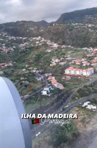 una vista aérea de una ciudad desde un avión en Penthouse Palmeira en Gaula