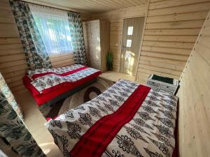 um pequeno quarto com duas camas num camarote em Domek na górce em Sidzina