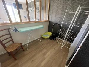 een kamer met een tafel, een stoel en een raam bij Appartement spacieux. P gratuit.plage à 13 min in Brest