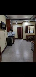 pusty pokój ze stołem i telewizorem w obiekcie Nober Apartments w mieście Puerto Princesa