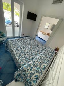 a bedroom with a bed and a window at Bellessere in vacanza Forio d’ Ischia in Forio d'Ischia