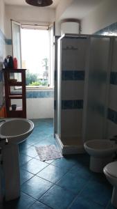 アヴォラにあるCasa Vista Mareのバスルーム(シャワー、トイレ、シンク付)