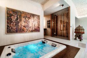 科莫Suites Lorodellago Como - The House Of Travelers的墙上有画作的房间,设有浴缸