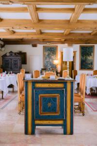 una mesa en una habitación con mesas y sillas en Relais et Chateaux La Bonne Étape, en Château-Arnoux-Saint-Auban