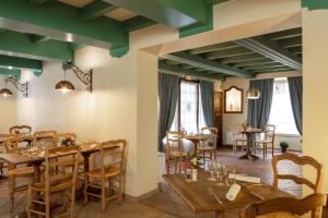 une salle à manger avec des tables et des chaises en bois dans l'établissement Relais et Chateaux La Bonne Étape, à Château-Arnoux-Saint-Auban