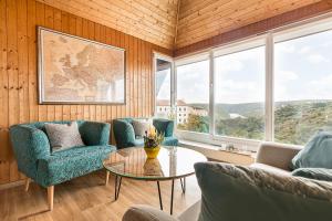 een woonkamer met 2 stoelen en een glazen tafel bij Hotel Katerina in Znojmo