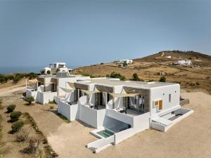 widok z góry na szereg białych domów w obiekcie Ocean View Paros w mieście Parikia