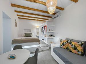 1 dormitorio con cama, mesa y sofá en Casa Livadia, en Zefiría