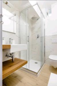 La salle de bains est pourvue d'une douche en verre et d'un lavabo. dans l'établissement Belvedere Affittacamere, à Corniglia