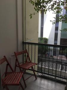 Le Stagioni dellArena في فيرونا: كرسي احمر جالس على بلكونه مع نافذه