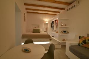 Habitación pequeña con cama y mesa en Casa Livadia, en Zefiría