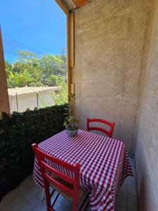 una mesa con dos sillas y una maceta en ella en Casetta Vannella, en Valderice
