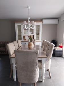 tavolo da pranzo con sedie e lampadario pendente di Het vogelnestje a Ichtegem