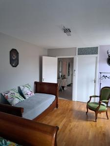 ein Schlafzimmer mit einem Bett und einem Stuhl darin in der Unterkunft UN AIR MOULINOIS in Moulins