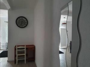 een kamer met een spiegel, een tafel en een klok bij Refúgio Na Parreira in Portel