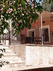 un escalier en face d'une maison dans l'établissement Studio Matina, à Valsamáta