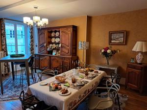 - une salle à manger avec une table et de la nourriture dans l'établissement UN AIR MOULINOIS, à Moulins
