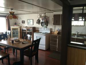 Kuchyň nebo kuchyňský kout v ubytování Bird Island Accommodations Elliston