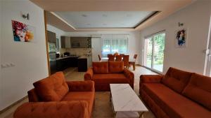 sala de estar con 2 sofás y cocina en Hacienda Neretva en Buna