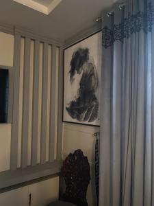Dirleh Hotel的电视和/或娱乐中心
