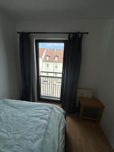 sypialnia z łóżkiem i dużym oknem w obiekcie Apartment in Karlsruhe w mieście Karlsruhe