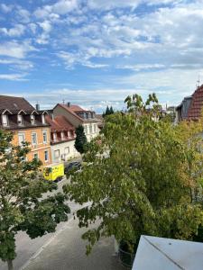 widok na ulicę miejską z domami i drzewami w obiekcie Apartment in Karlsruhe w mieście Karlsruhe