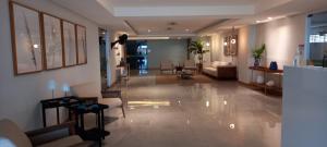 Lobby o reception area sa Apartamento na Praia dos Milionários