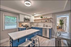 uma cozinha com armários azuis e uma bancada em Entire bungalow hosted by Medina em Winston-Salem