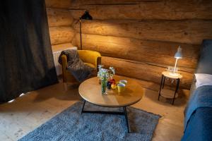 ein Wohnzimmer mit einem Tisch und einem Sofa in der Unterkunft Шале PARADISE in Mischhirja