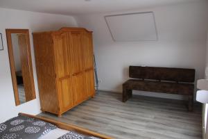 バイアースブロンにあるFerienhaus Rauhfelsenのベッドルーム(木製キャビネット、ベッド付)