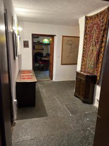un pasillo de una casa con una mesa y una habitación en Appartamenti_Cevio, en Cevio