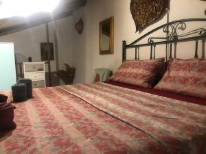 1 dormitorio con 1 cama grande y edredón rojo en La casetta di Vany, en Nova Siri