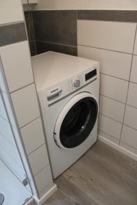 - Lavadora y secadora en una habitación pequeña en Ferienhaus Rauhfelsen en Baiersbronn
