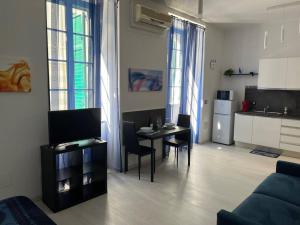 een woonkamer met een tafel en een keuken bij feelgood in Trieste +19 foto's