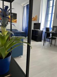 een woonkamer met een potplant in een kamer bij feelgood in Trieste