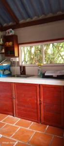 eine Küche mit einer Arbeitsplatte und einem Fenster in der Unterkunft Nido de Pajaros in Portachuelo