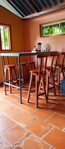 einen Esstisch und Stühle in einem Zimmer in der Unterkunft Nido de Pajaros in Portachuelo