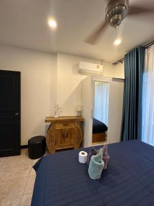 um quarto com uma cama com dois pares de sapatos em Wannashan pool villa em South Pattaya