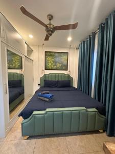 um quarto com uma grande cama verde com lençóis azuis em Wannashan pool villa em South Pattaya