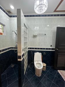 uma casa de banho com um WC, um chuveiro e um lustre em Wannashan pool villa em South Pattaya
