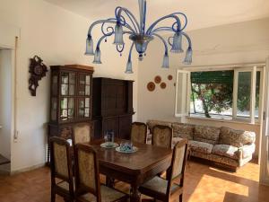 comedor con mesa y sofá en Villa Stella, en Anzio