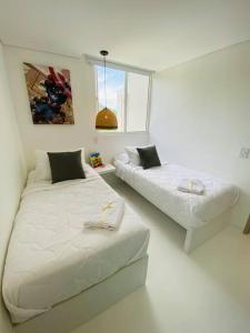 a room with two beds and a window at Espectacular Apartamento Jerusalema Villeta in Villeta