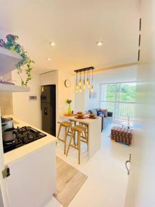 a kitchen with a stove and a table in it at Espectacular Apartamento Jerusalema Villeta in Villeta