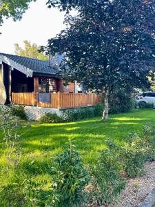 ein Haus mit einem Holzzaun und einem Hof in der Unterkunft Ferienhaus Thelen in Niederhersdorf